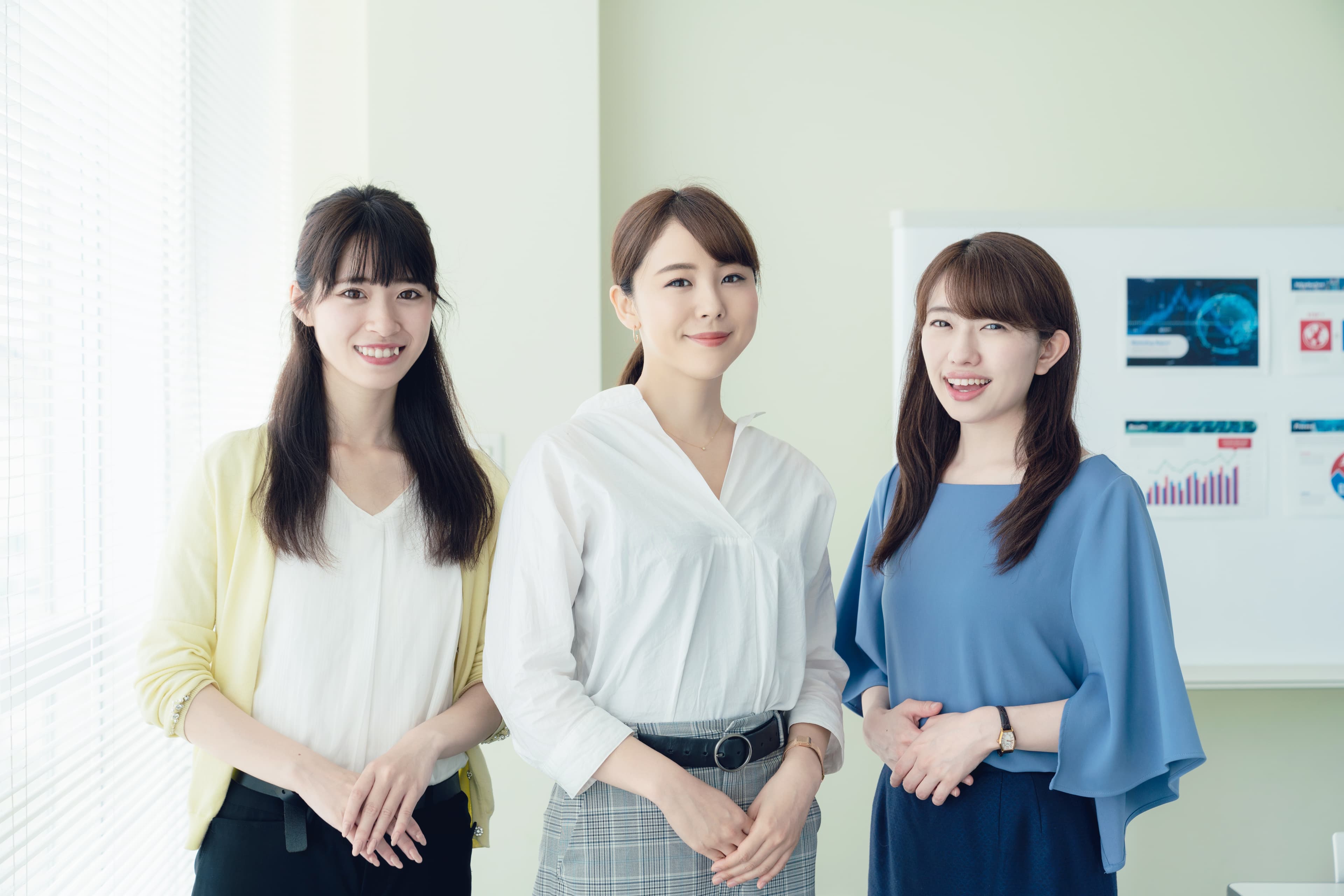 オフィスで笑顔を見せる女性たち