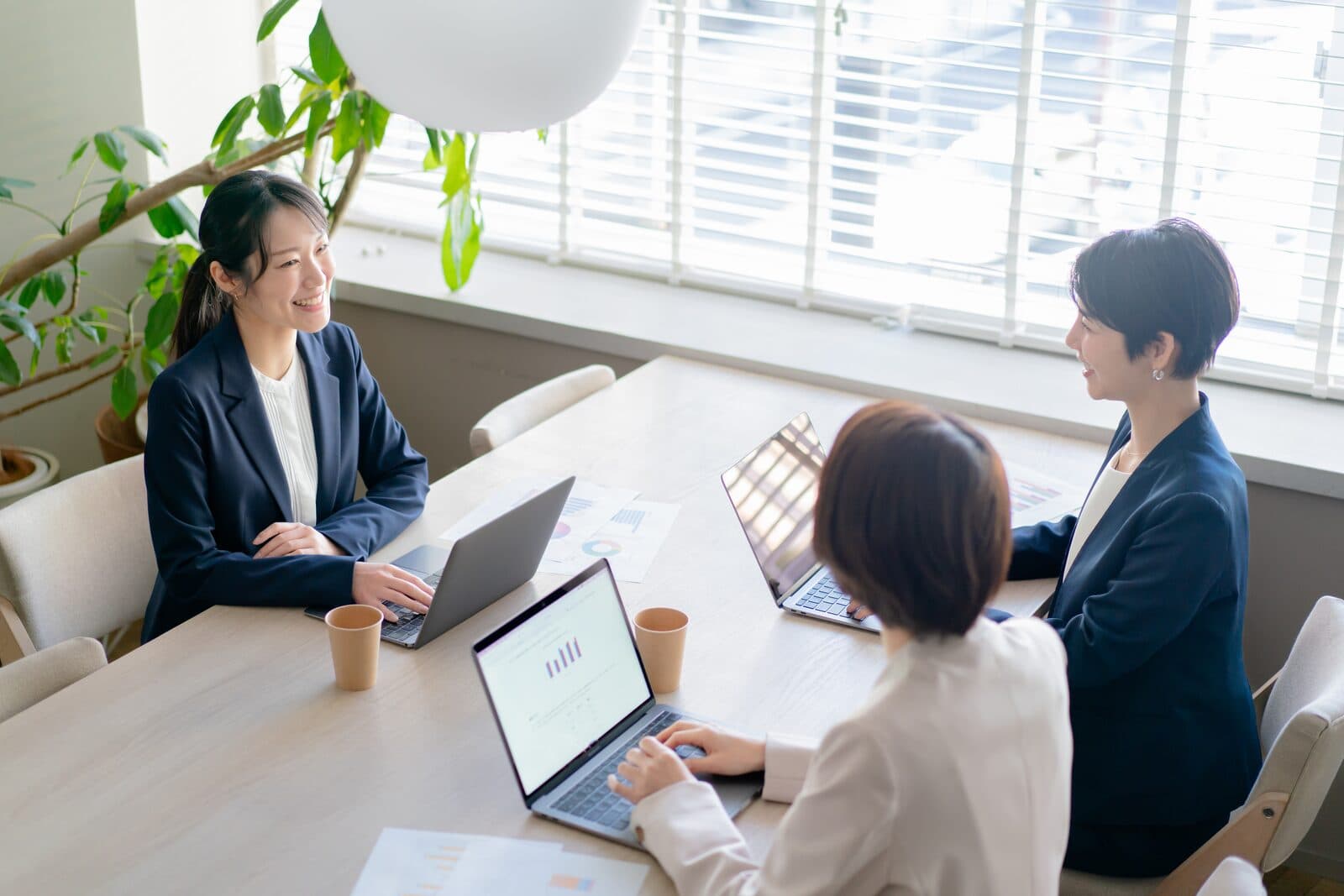 和やかな雰囲気で打ち合わせをする女性たち