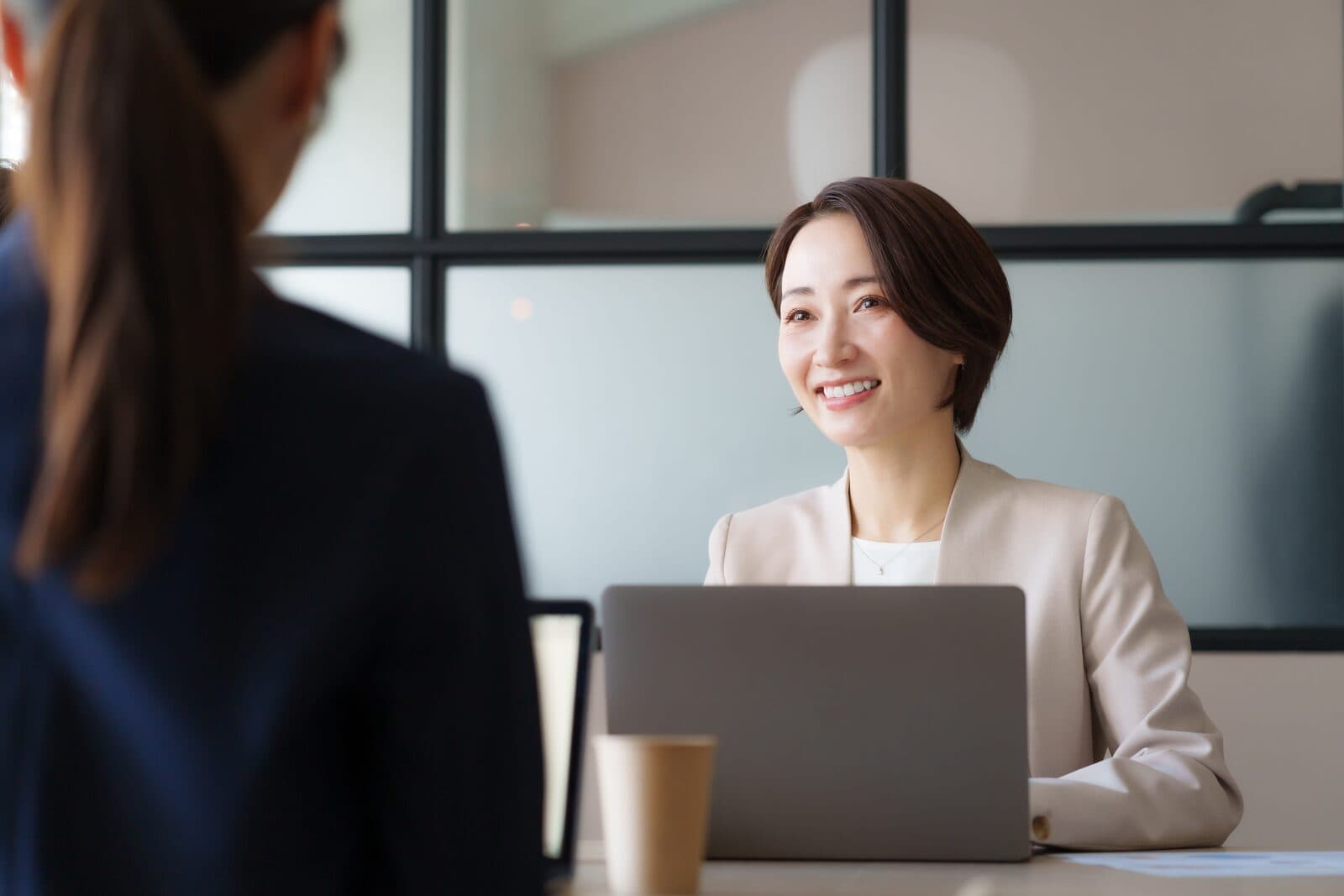 面談で笑顔を見せる女性社員